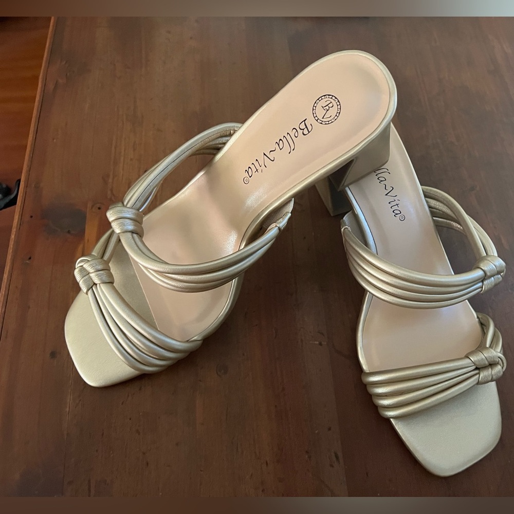 Bella-Vita block heel sandal. Padded insole for added comfort. 8.5 W  Champagne